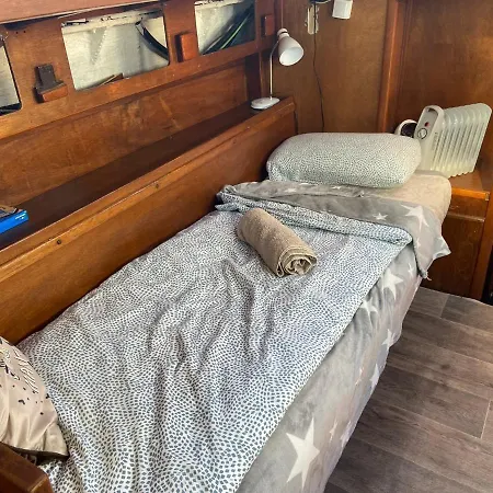Botel Fantastic Sailing Boat To Sleep In Barcelona